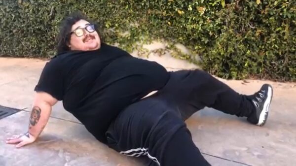 Fatass krijgt een fijne kopstoot in zijn balzak