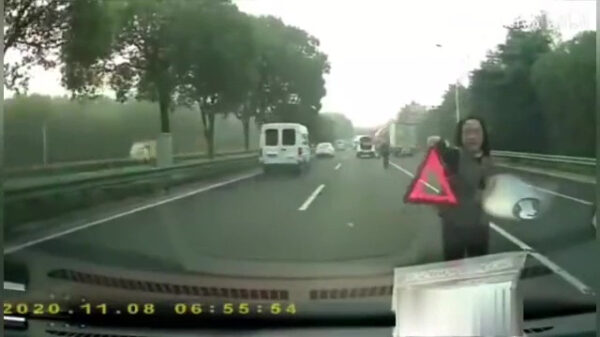 Hey prutser, je ziet toch dat hier mijn gevarendriehoek staat?!