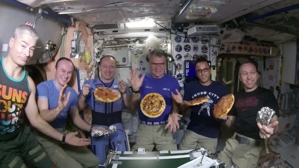 Oude doos: ook astronauten houden van een pizza-avond met de boys