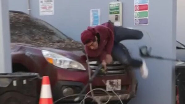 Valt nog niet mee, vliegen met een hogedrukspuitjetpack