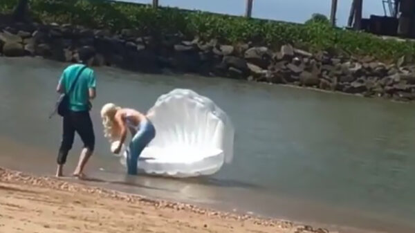 Zeemeermin heeft ietwat last van de harde wind
