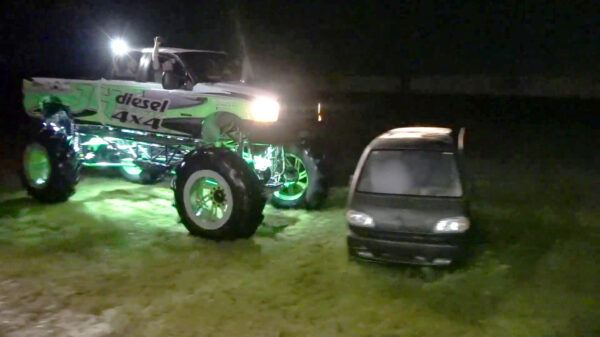 Enorme monstertruck versus minibusje: place your bets