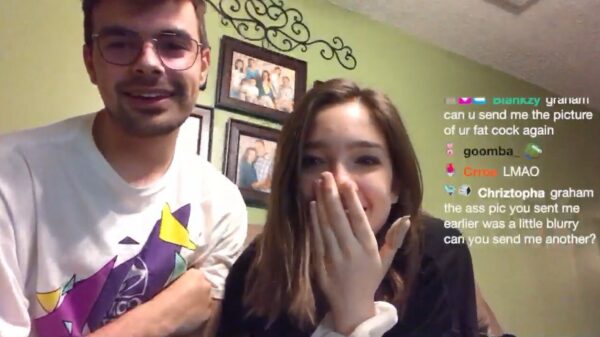 Opmerkelijk 'stelletje' deelt een bijzonder irritant lachje