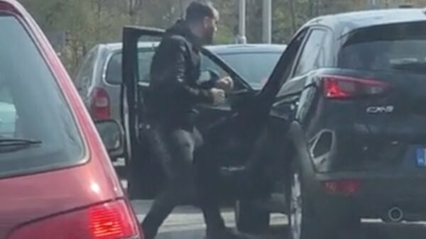 Tokkie beukt in op automobilist die stilstaat bij het verkeerslicht