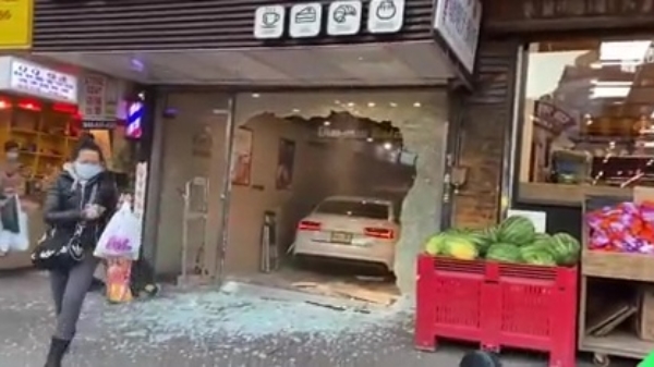 Auto boort zich na road rage in een New Yorkse bakkerij