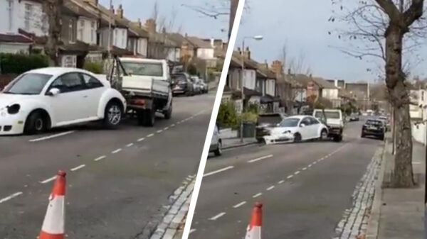 Engelse sleepdienst ramt zich een weg tussen geparkeerde auto's door