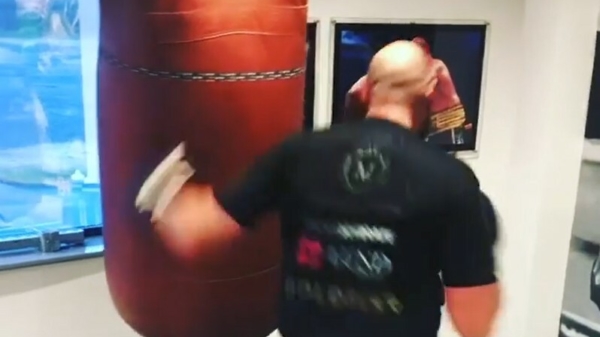 Tyson Fury sloopt plafond tijdens de training
