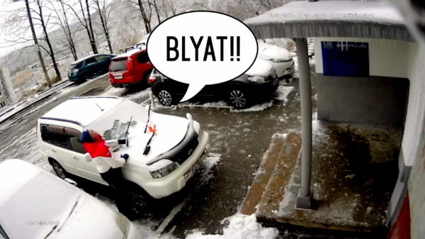 In het Russische Vladivostok is je auto sneeuwvrij maken nooit zonder gevaar