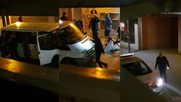 Groepje pubers uit Goor besluit een taxibusje te slopen