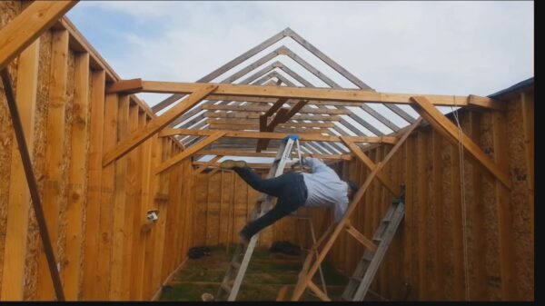 Falende schuurklusser flikkert van trapje maar kan er wel om lachen