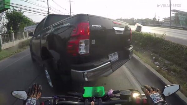 Motorrijder met pech crasht knetterhard in achterkant van pickup