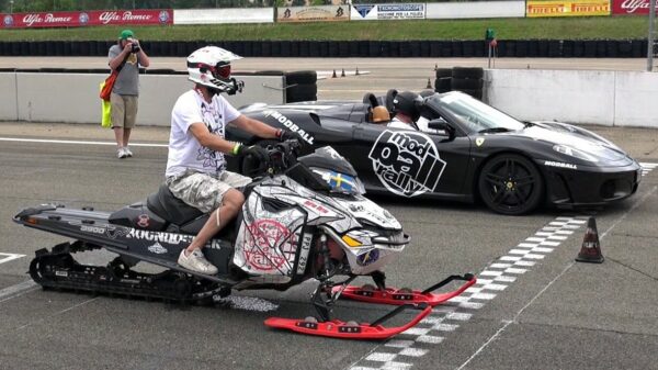 Place your bets: sneeuwscooter neemt het op tegen een Ferrari 458 Spider