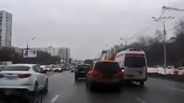 Verkeershufter met steekje los blokkeert ambulance en valt bestuurder aan