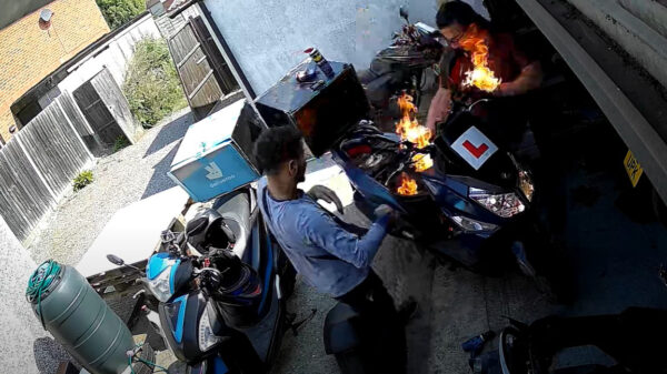 Doe-het-zelver verbrandt zijn klauwen als hij aan zijn motor sleutelt