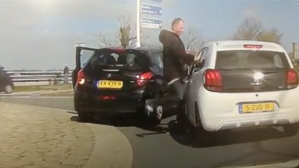 Bink in Peugeot 208 drukt soortgenoot van rotonde en deelt knietje uit