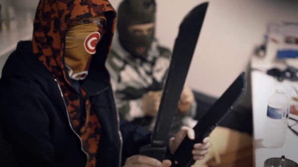 Danny onderzoekt: zijn 14-jarige nepgangstertjes onder de indruk van het messenverbod?