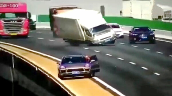 Bizar ongeluk in China: busje crasht en beukt auto van de brug af