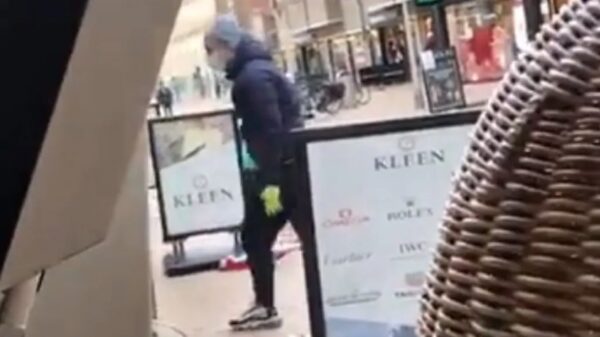 Beelden van laffe overval met hamer in Katwijk; juwelier raakt zwaargewond