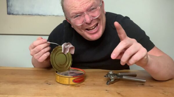 Fijnproever Jan Roos reviewt het meest ranzige product op aarde; Surströmming