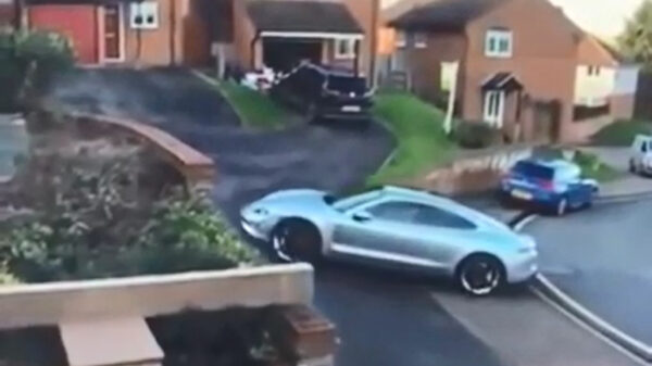 Stuntpiloot crasht met zijn gloednieuwe elektrische Porsche Taycan