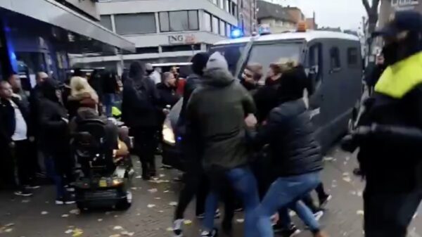 Vrouw in scootmobiel door ME-busje omver gereden tijdens demo KOZP