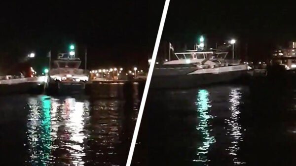 Oeps. Vrachtschip ramt pont op het IJ in Amsterdam