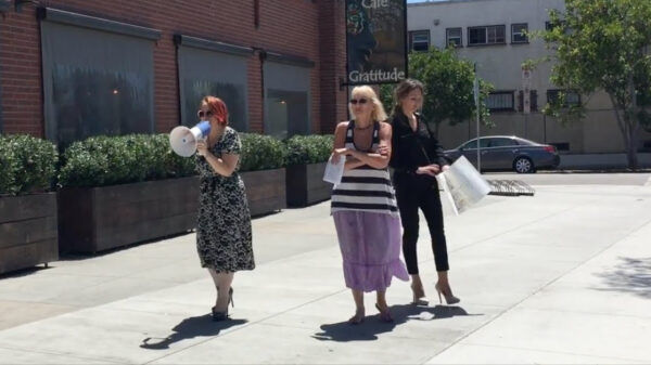 Chagrijnige vrouwelijke dierenrechtenactivisten kunnen niet tegen een grapje