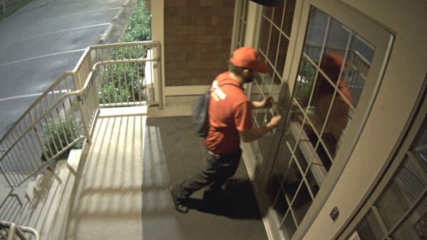 Bezopen inbreker gaat niet bepaald deskundig te werk
