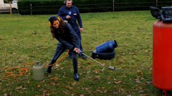 Bam jonguh: Michelle Willemsen gaat naar Overijssel en leert carbidschieten