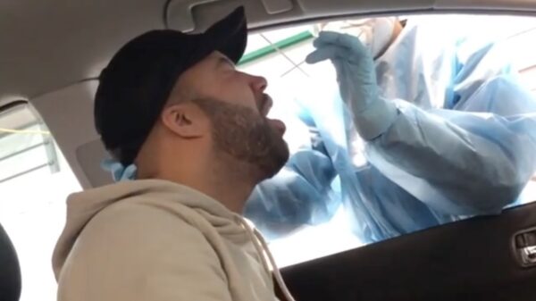 William heeft een klein beetje moeite met de coronatest