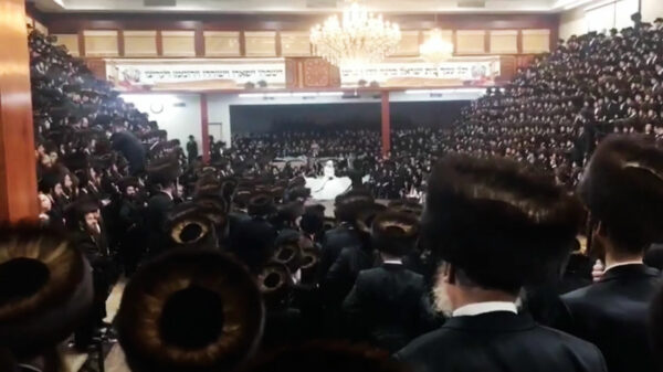 Mazzeltov. Beelden van geheime Joodse bruiloft in New York toch uitgelekt