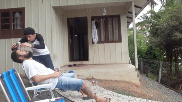 Wedden dat ik dit blikje bier in één keer van zijn kop knal!