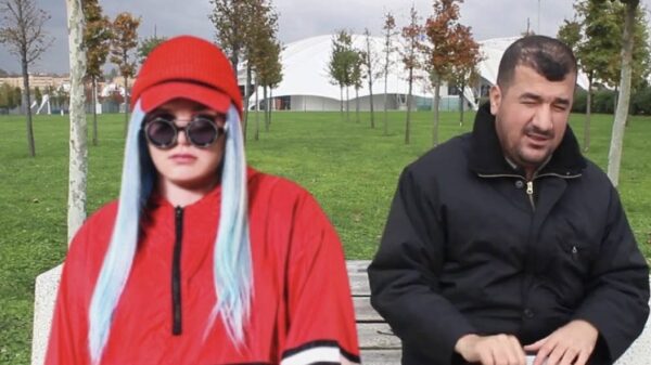 De nieuwe hit van de blinde straatmuzikant Bilal Göregen: Dance Monkey