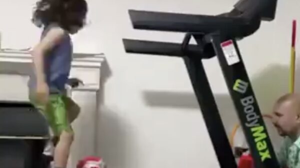 Papa krijgt spijt van een potje voetbal op de loopband