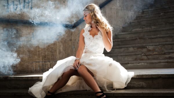 Bruid wordt feestelijk door de lucht gegooid