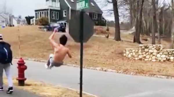 Doe eens gek, geef een verkeersbord eens een kopstoot