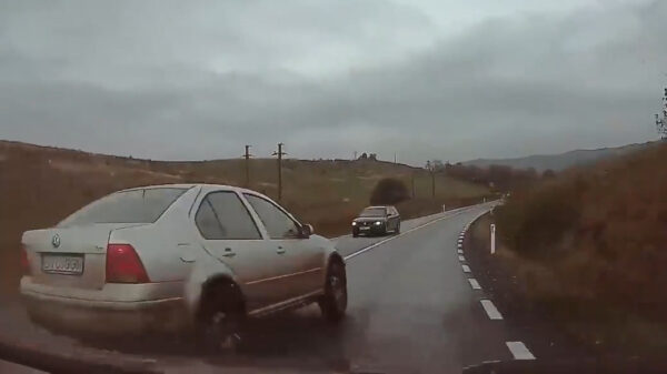 Portie karma voor automobilist die in bocht met doorgetrokken streep inhaalt