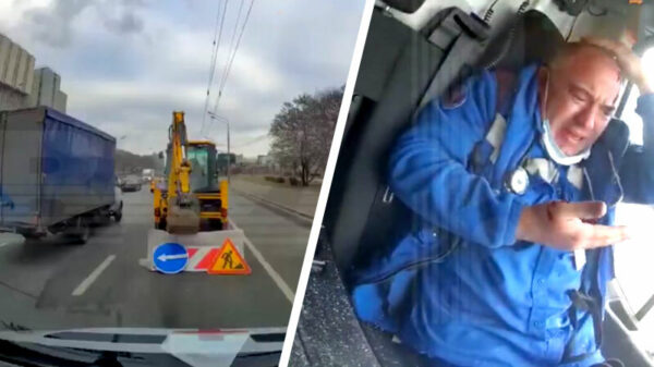 Ambulancechauffeur in Moskou klapt vol op stilstaande graafmachine