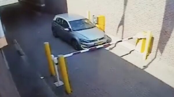 Fietser pijnlijk gevloerd door een rancuneuze slagboom