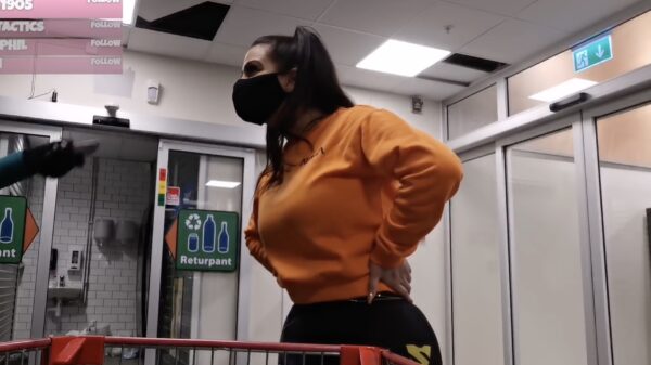 Twitcher Ivy Sky laat d'r boodschappentassen zien als ze van winkeldiefstal wordt beschuldigd