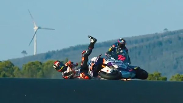 Moto2-coureur Aron Canet heeft een broekpoepmomentje tijdens crash