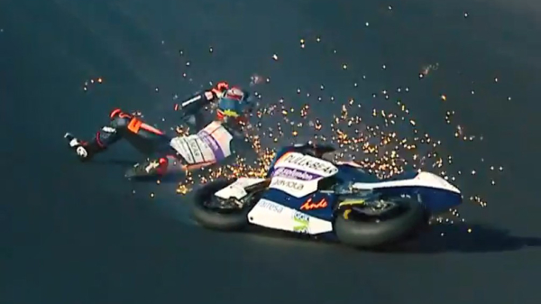 Moto2-coureur Aron Canet heeft een broekpoepmomentje tijdens crash