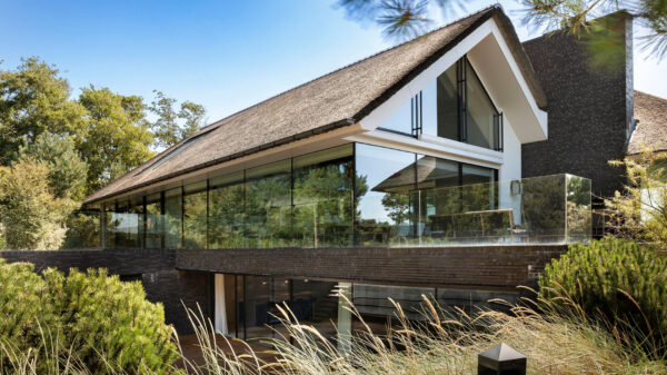 Dikke designer duinvilla met zwembad en thuisbioscoop voor €3.300.000,-