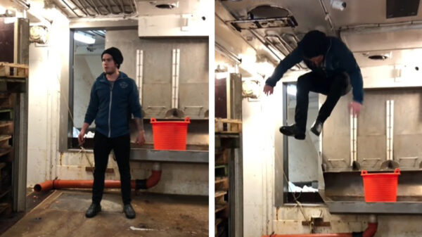 Visser trotseert de zwaartekracht op de Noordzee tijdens een sterke golf