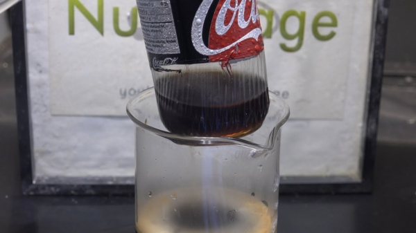 Kun je het blikje om de cola verwijderen zonder te knoeien?