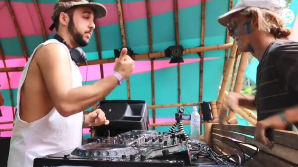 Gast komt plaatje aanvragen en vern**kt heel het festival