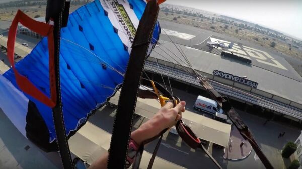 Oude doos: leven van skydiver gered door heldhaftige luifel op parkeerplaats