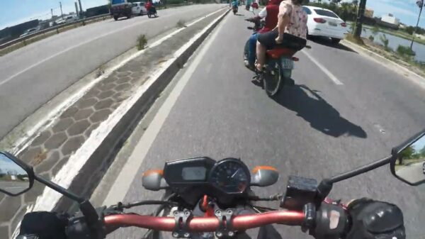 Valentino Rossnie kan niet op tijd uitwijken en klettert op het asfalt