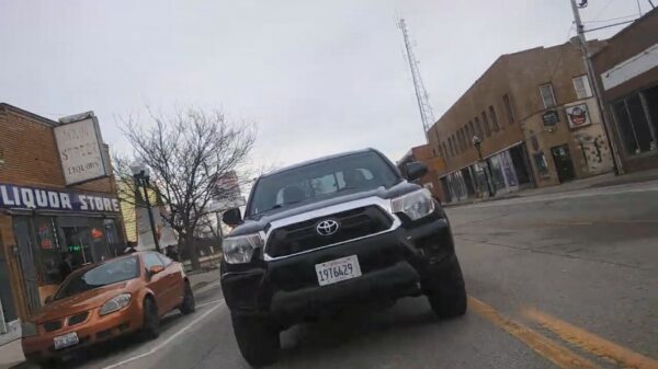 Fietser wordt omver gekegeld tijdens vreemde verkeersruzie