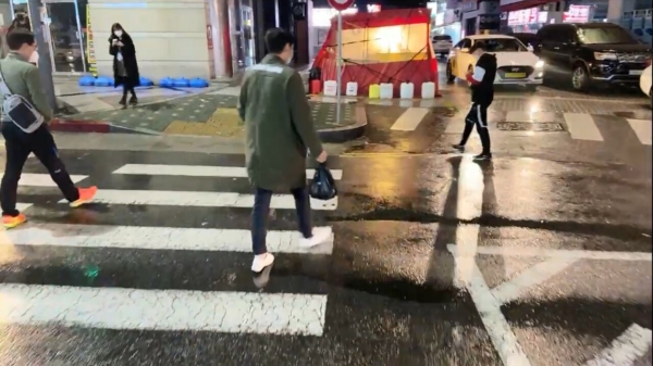 Voetganger kopt verkeerspaal als hij té druk bezig is met zijn telefoon